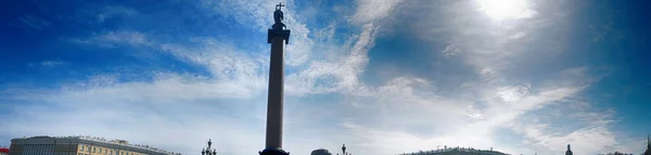 Winterpaleis en Alexander kolom op Palace Square in Sint-Petersburg (Dvortsovaya Plosjtsjad) — Stockfoto