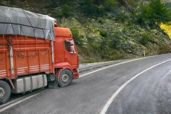 Heavy-duty trucks on a mountain road — Stock Photo, Image