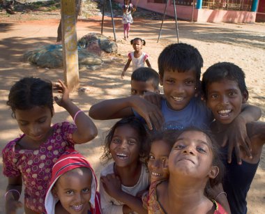 Farklı yaş atlar ve kamera önünde çalış Hint grup çocuklar,