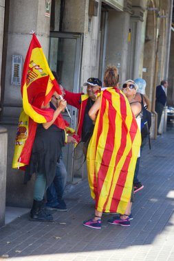 Ulusal sembolleri ve bayrakları sokaklarda grubu