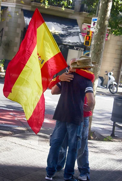 Люди с национальными символами и флагами на улицах — стоковое фото