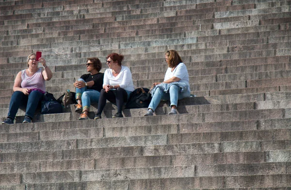 Katedra św Mikołaja, turystów odpoczynku na kroki monumentalny budynek atrakcji — Zdjęcie stockowe