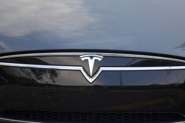 Tesla tasarlar, üretir ve elektrikli otomobil satan bir Amerikan şirketi olduğunu