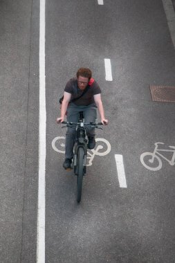 Bisiklet izlemek yukarıdan çekim şehir merkezinde binmek için