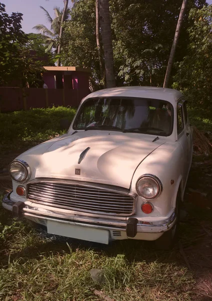 Vintage auto v dobrém stavu v obci — Stock fotografie