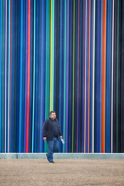 Парижане на фоне театральных пейзажей, прохожий — стоковое фото