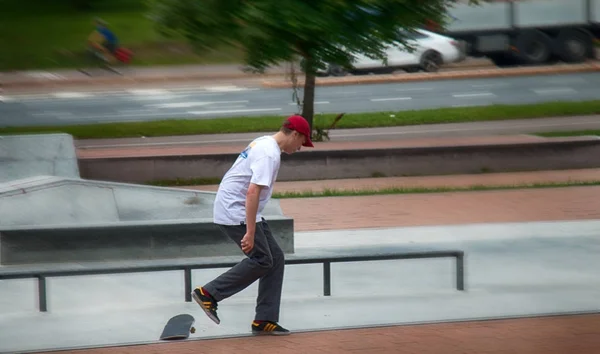 Ragazzo skateboard su strada formazione — Foto Stock