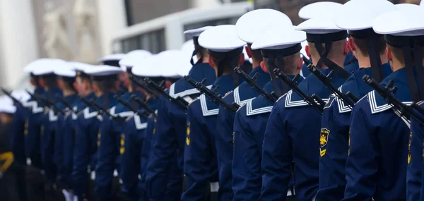 Στρατιώτες στην παρέλαση στην νέα στολή στους δρόμους της πόλης — Φωτογραφία Αρχείου