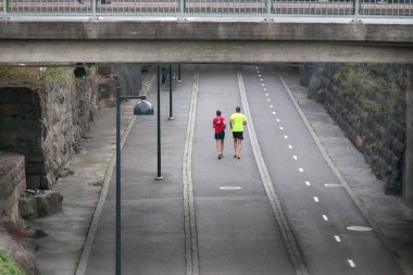 Atletizm akşam şehirde çalıştırmak