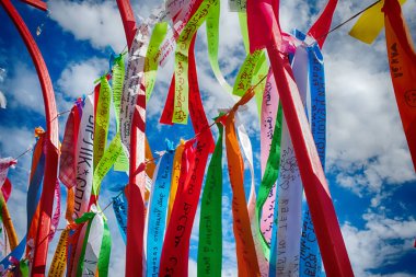 Modernist sanat. Renkli şeritler üzerinde yazılı arzuların Soyut heykel