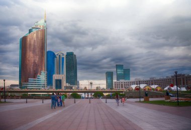 Şehir etrafında fotoğraf makinesi ile düğme üzerinde yürümek.