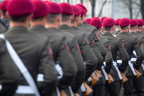 Στρατιώτες στην παρέλαση στην νέα στολή στους δρόμους της πόλης — Φωτογραφία Αρχείου