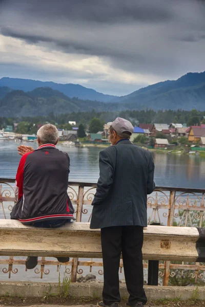 ローカル grandads アルタイ ビヤ川に架かる橋の上を見て村、湖 Teletskoe — ストック写真