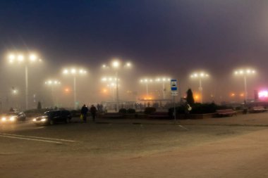 Şehir puslu kış akşamları