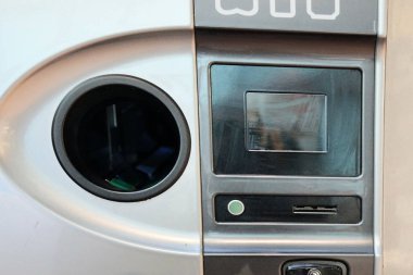 Helsinki, Finlandiya-22 Ağustos 2017: plastik şişeler ve kutular (şişe ve makine dönebilirsiniz) alımı için makine. Dünyayı plastik atıklarla temizle.