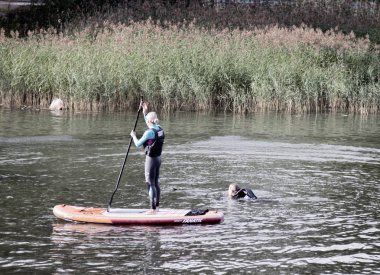 Yaz sonu yatılı sup sürme. kentsel su aktiviteleri.