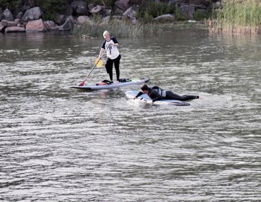 Yaz sonu yatılı sup sürme. kentsel su aktiviteleri.