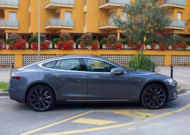 Tesla süper elektrikli otomobil