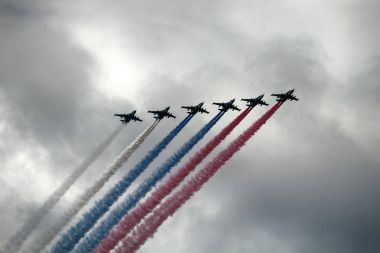 Rus saldırı uçağı Su-25, uçaklarının ile renkli contrail. Rus bayrağının renkleri