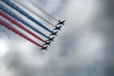 Rus saldırı uçağı Su-25, uçaklarının ile renkli contrail. Rus bayrağının renkleri