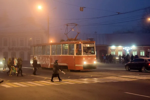 Città si sveglia nella nebbia . — Foto Stock