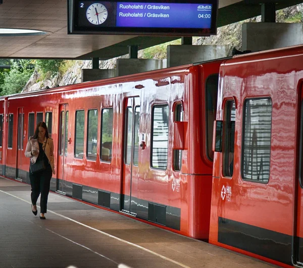 Moderna tunnelbanestationer och tåg på en vardag — Stockfoto