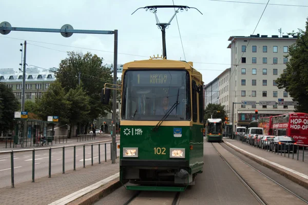 Umweltfreundlicher elektrischer öffentlicher Nahverkehr auf der Straße im Zentrum — Stockfoto