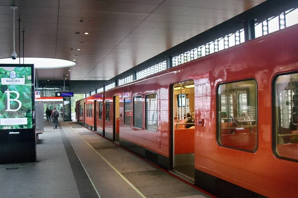 Moderne Metrostationen und Züge an einem Wochentag — Stockfoto