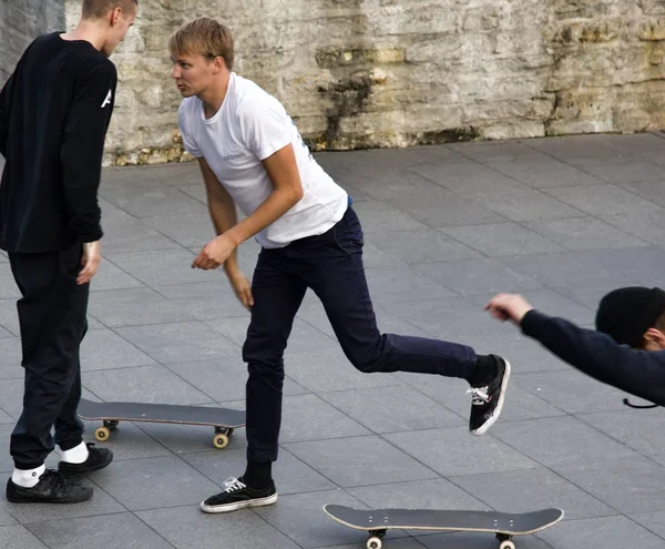 Menino de skate no local de treinamento de rua — Fotografia de Stock