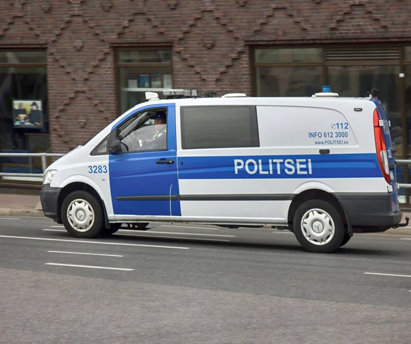 Camioneta patrulla en las calles de la capital estonia — Foto de Stock