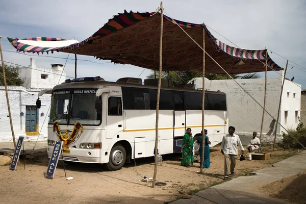 Autobús móvil del hospital desplegado en la aldea. lejos medicina a los pobres —  Fotos de Stock