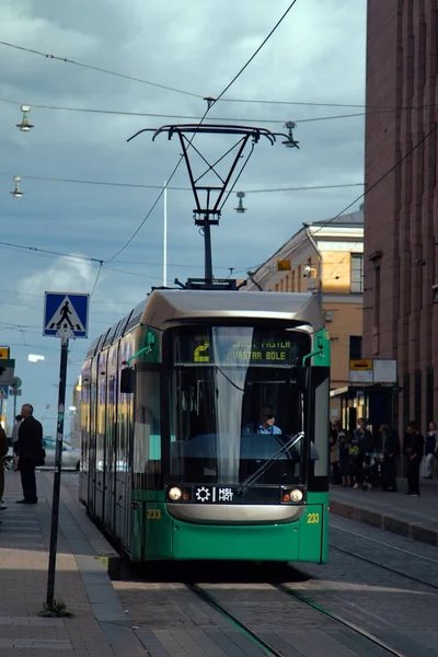 Transporte público urbano elétrico ambientalmente amigável na rua no centro — Fotografia de Stock