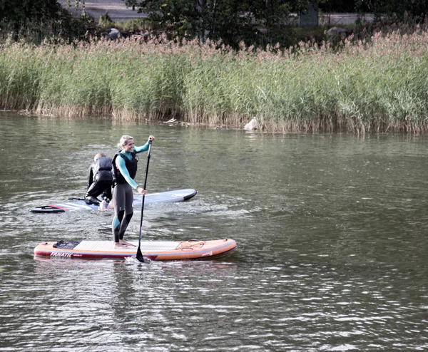 Yaz sonu yatılı sup sürme. kentsel su aktiviteleri.