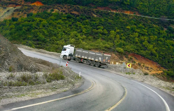 Heavy-duty trucks on a mountain road — Stock Photo, Image