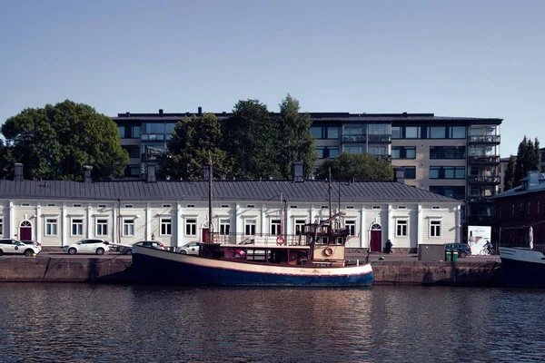 Gamla järn båt omvandlas till fritidsbåt — Stockfoto