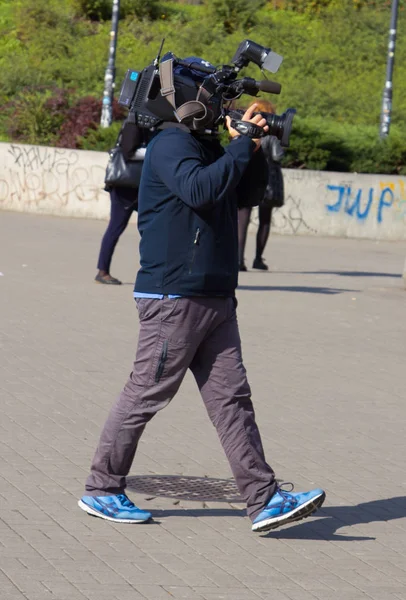 Cameraman ha strada mentre si lavora con intrateam — Foto Stock