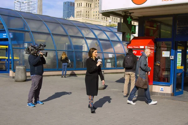 Baan van een verslaggever op straat. mensen op camera Tv interview — Stockfoto