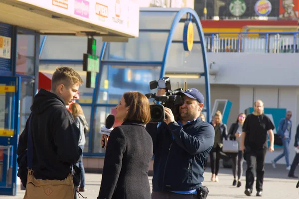 Trabalho de repórter na rua. entrevistar pessoas na câmera de TV — Fotografia de Stock