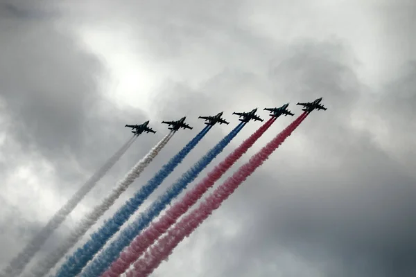 Russian attack aircraft SU-25, planes with colored contrail. Colors of Russian flag — Stock Photo, Image