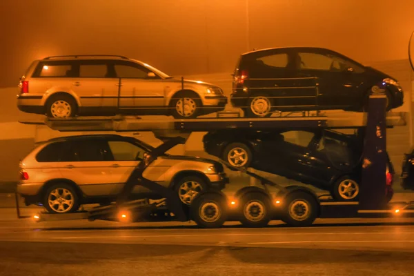 Auto przewoźnik z 4 nowoczesnych samochodów — Zdjęcie stockowe