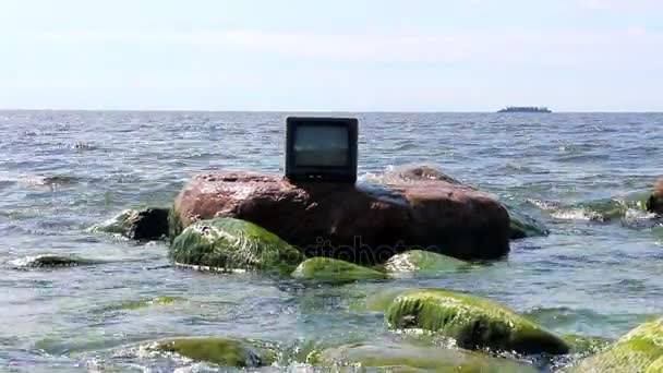 Concepto: el amor a la televisión. TV en el mar — Vídeo de stock