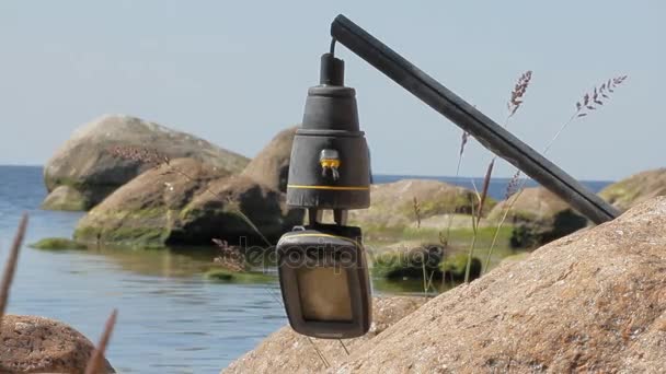 Concepto de naufragio: mar ha arrojado a tierra rota yate navegante — Vídeos de Stock