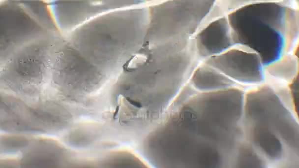 Zilveren stralen van de zon beven in druppel water. Zuivere abstractie — Stockvideo