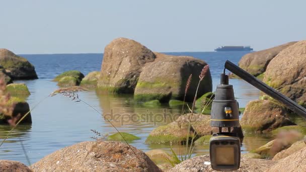 Conceito de naufrágio: mar lançou em terra iate quebrado Navigator — Vídeo de Stock