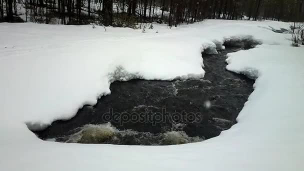 冬の始まり。凍った川の上に雪が — ストック動画