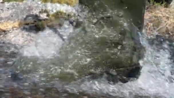 Рыболовное оборудование. Прогулка по мелкой реке в резиновых сапогах . — стоковое видео
