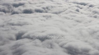 Bulutlar uçak kanatları altına geçmek