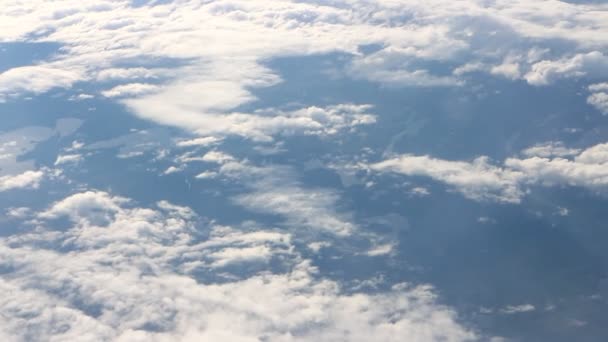 Bajo el ala 1. Vista sobre las nubes desde arriba — Vídeos de Stock