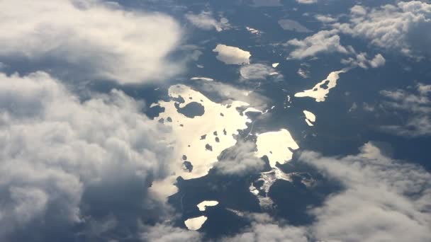 Prachtig uitzicht onder vleugels. Schijnt de zon meer eilanden, bos, bergen — Stockvideo