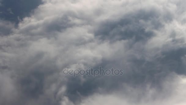 Bajo el ala 2. Vista sobre las nubes desde arriba — Vídeo de stock